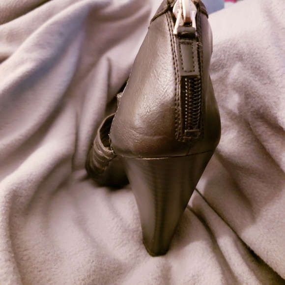 Black size 9 Studio Paolo Gladiator Sandals. - Picture 7 of 7